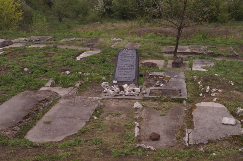eine Grabplatte auf dem Gelaende vom Arbeiterlager Plaszow